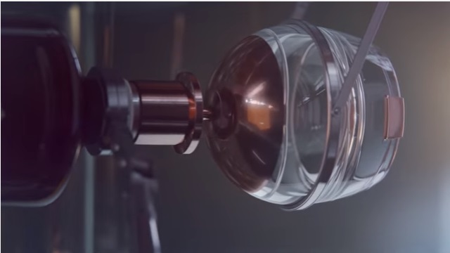 宇宙でウイスキー「バランタイン」を嗜むためのグラスが素敵すぎるブランディング動画